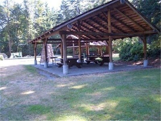 Building Photo - 4 Bed 2.5 Pet Friendly Home in Wilderness Rim