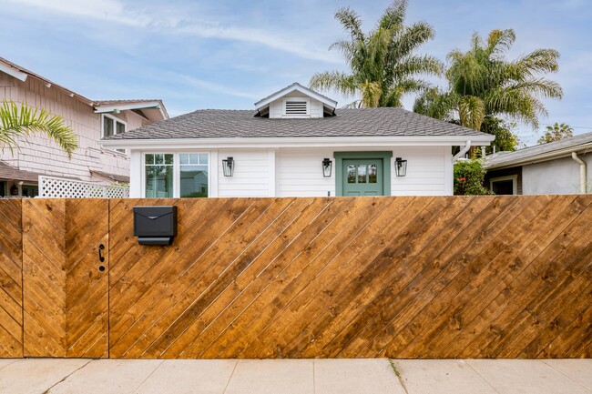 Building Photo - 1425 Cabrillo Ave