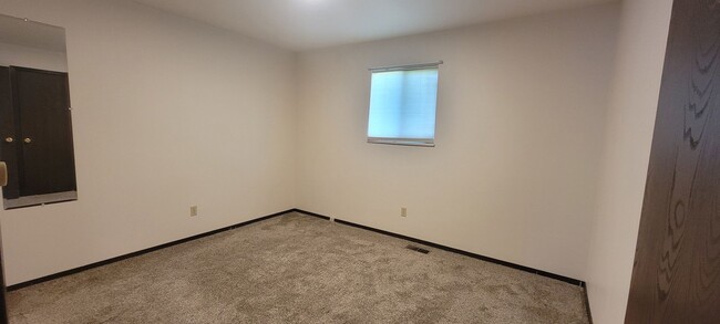 Building Photo - 4 Bedroom Home with Large Shop