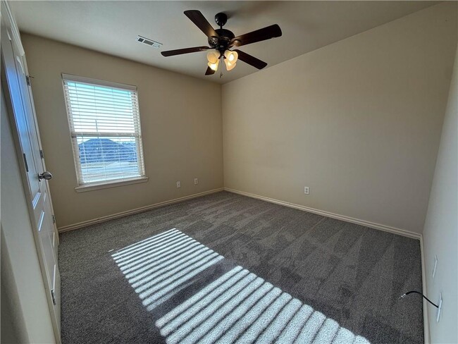 Building Photo - 902 Oakwood Ln