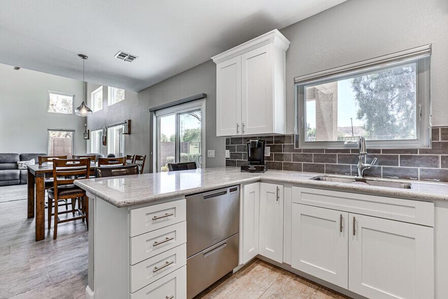 Building Photo - 3043 E Fremont Rd