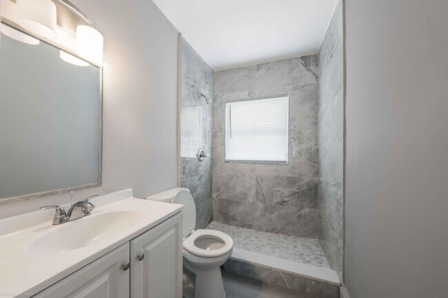 Building Photo - 510 SW 13th Pl