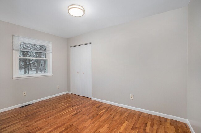 Building Photo - 2/1 Ranch Style Home