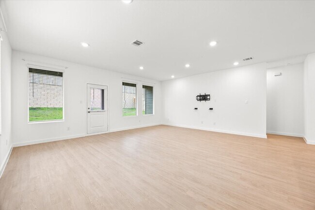 Building Photo - Spacious 4-Bed Home with Modern Upgrades, Fenced Yard & Community Pool in San Antonio