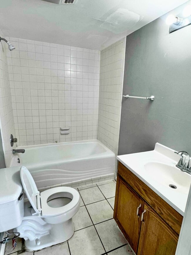 Building Photo - 446 W Parish Rd