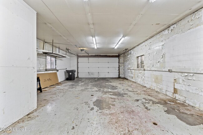 Building Photo - 1112 E Burnett Ave