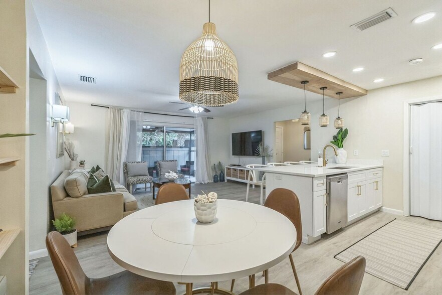 Building Photo - 4093 NW Cinnamon Tree Cir