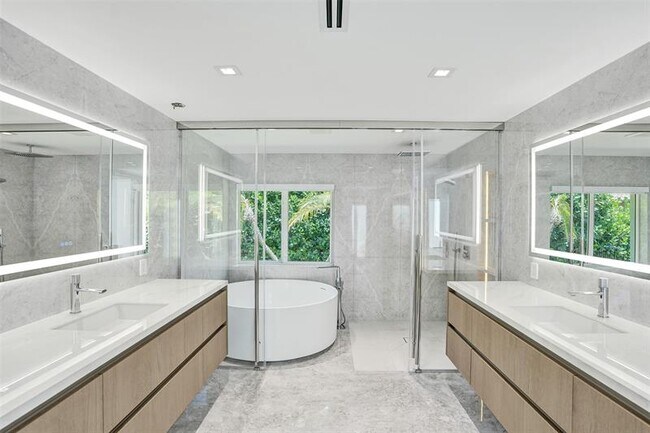 Building Photo - 2800 Banyan Blvd Cir NW