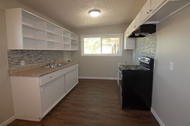 Building Photo - Cute 3 bed 1 bath Large Back Yard