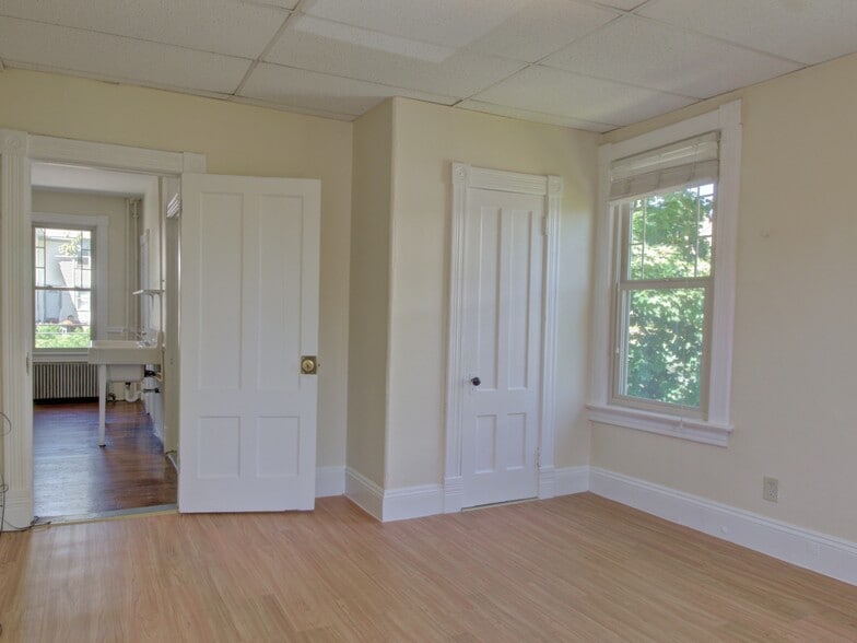 Building Photo - 324 Valley St