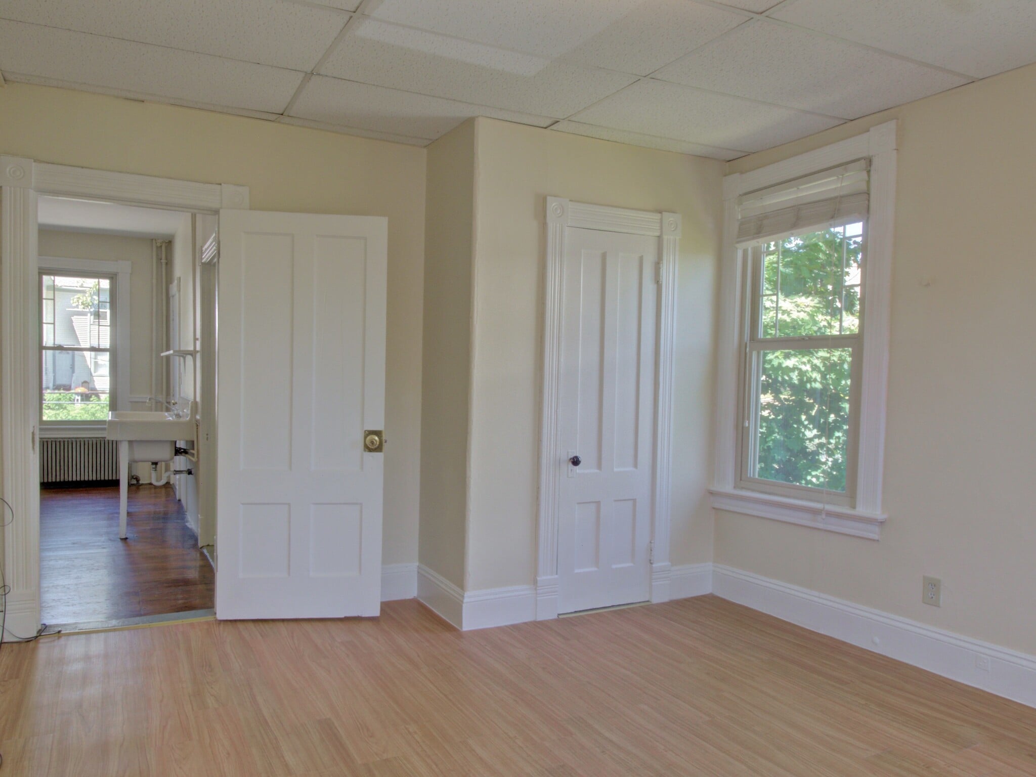 Building Photo - 324 Valley St