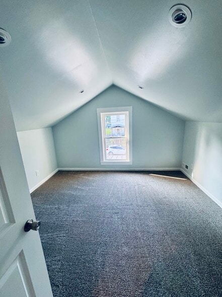 Building Photo - 514 E 9th St