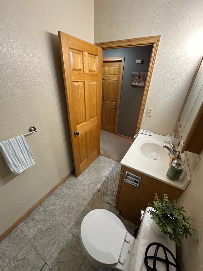 Building Photo - 3 Bed, 2 Bath Condo for Rent in Evansdale, Ia