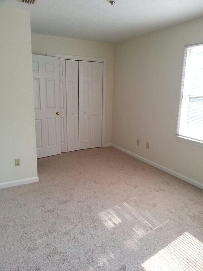 Building Photo - Three Bedroom Townhome, 2.5 bath, with eat-in kitchen, small deck off of living room.