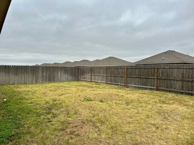 Building Photo - Move-In Special!
