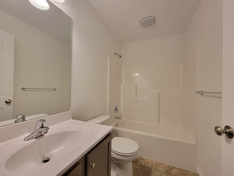 Building Photo - 140 Robert Cir