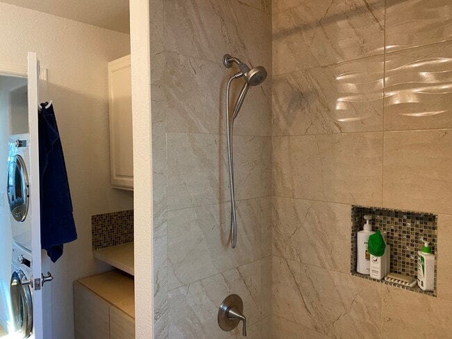 Bath/Shower - 848 Pacific St
