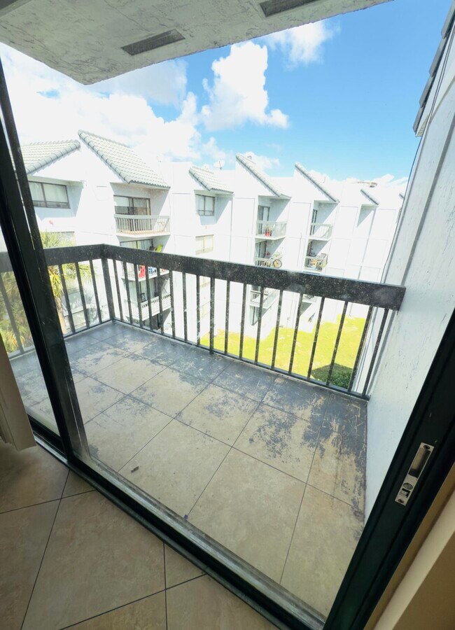 Building Photo - 1880 N Congress Ave