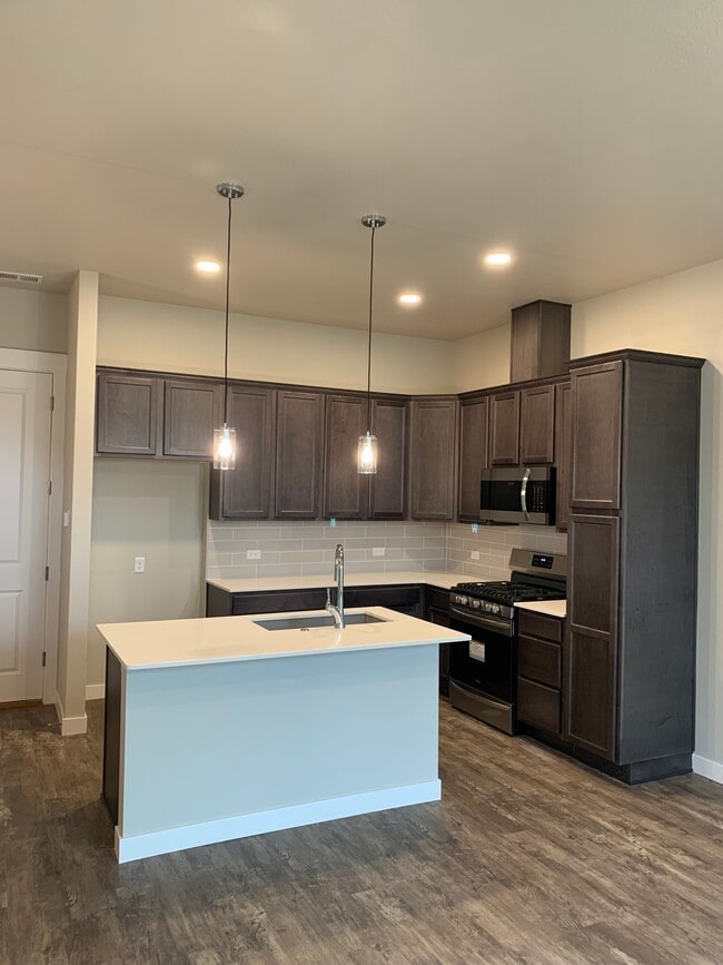 Building Photo - 4120 S Park Dr