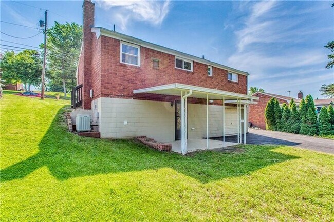 Building Photo - Beautiful 3 Bed / 1.5 Bath with Garage and Large Yard - Available May!!