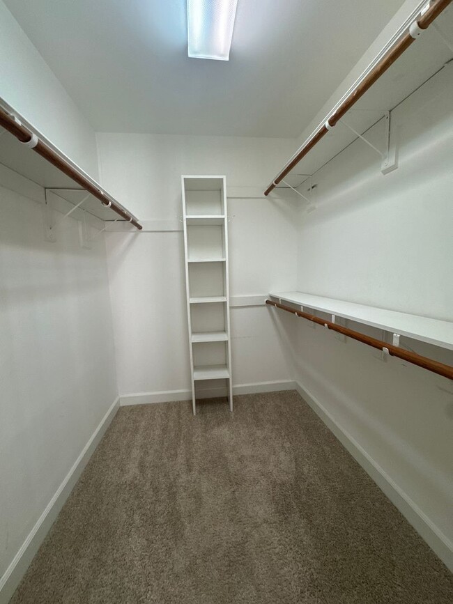 Building Photo - Spacious and inviting 3-bedroom