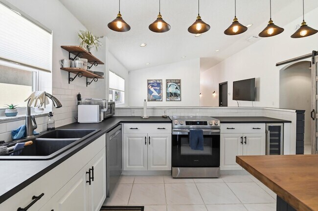 Building Photo - 5690 Green Island Dr
