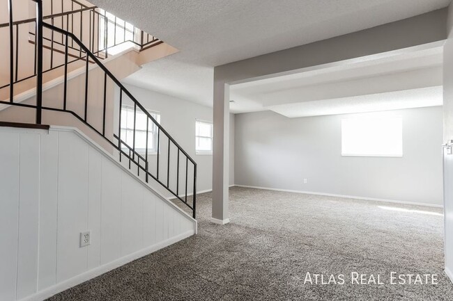 Building Photo - Stunning 3-Bedroom Home in Aurora – Your P...