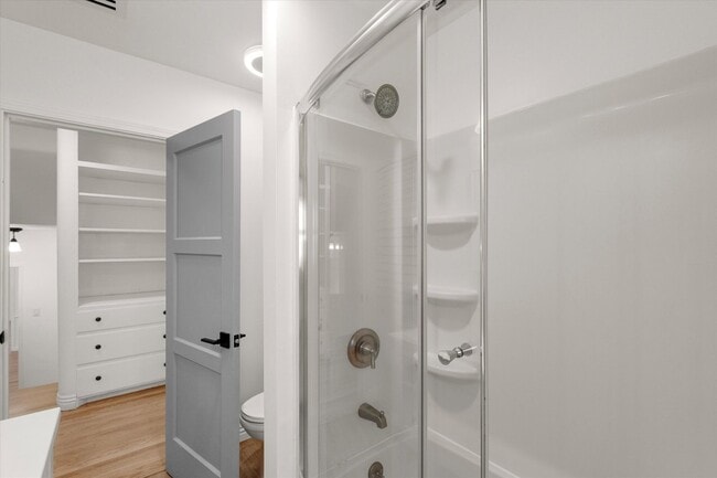 Building Photo - This beautifully updated 4-Bed, 2-Bath Hom...