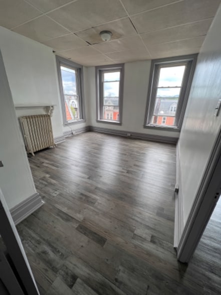 Building Photo - 631 W Market St