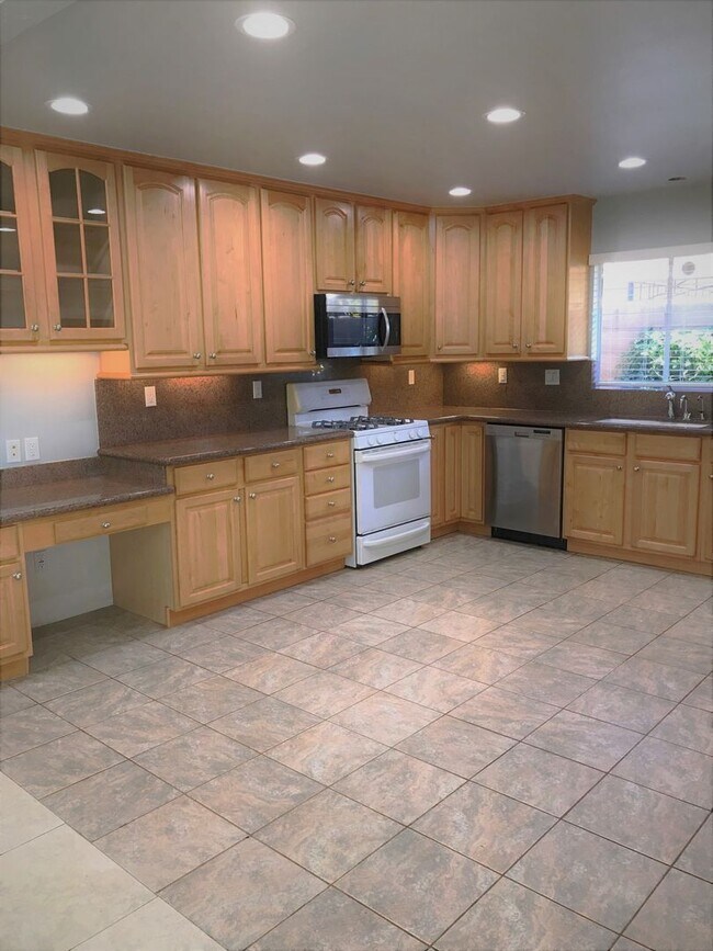 Building Photo - Comming SOON !! Beautiful 3 Bed 2 Bath Hom...