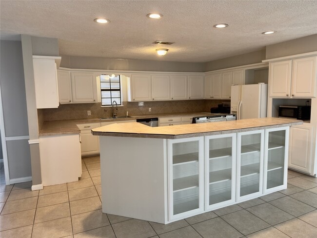 Building Photo - 22 Sue Ln