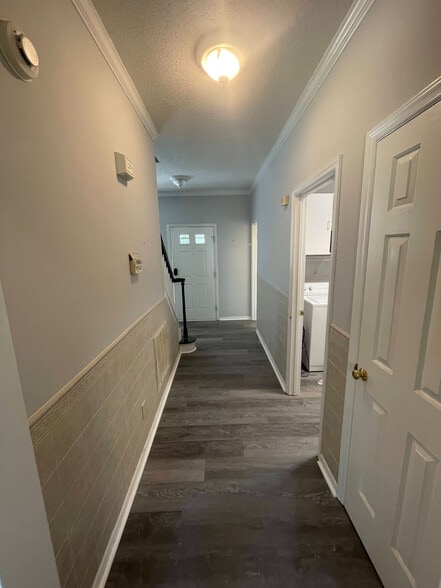 Building Photo - Room in House on Daingerfield Dr