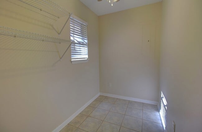 Building Photo - 809 Barrington Dr