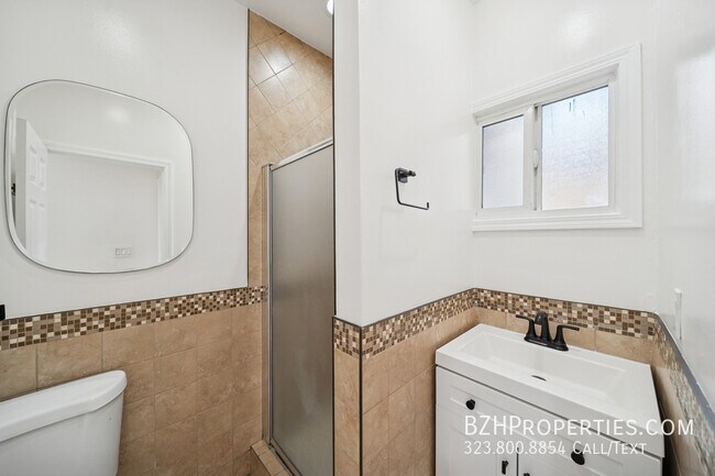 Building Photo - 6680 De Longpre Ave