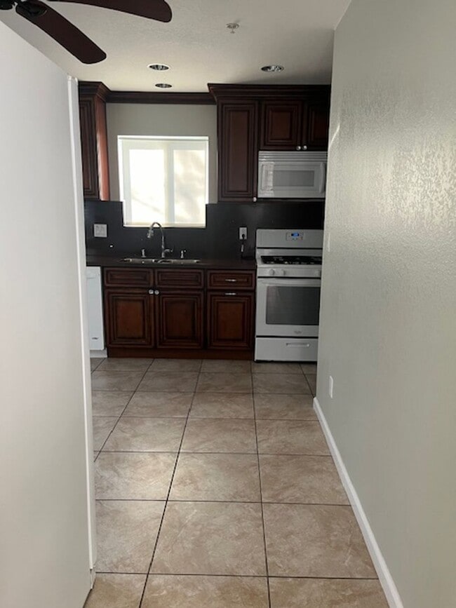 Building Photo - Charming Loma Linda Back House with All Utilities + Wi-Fi  Included