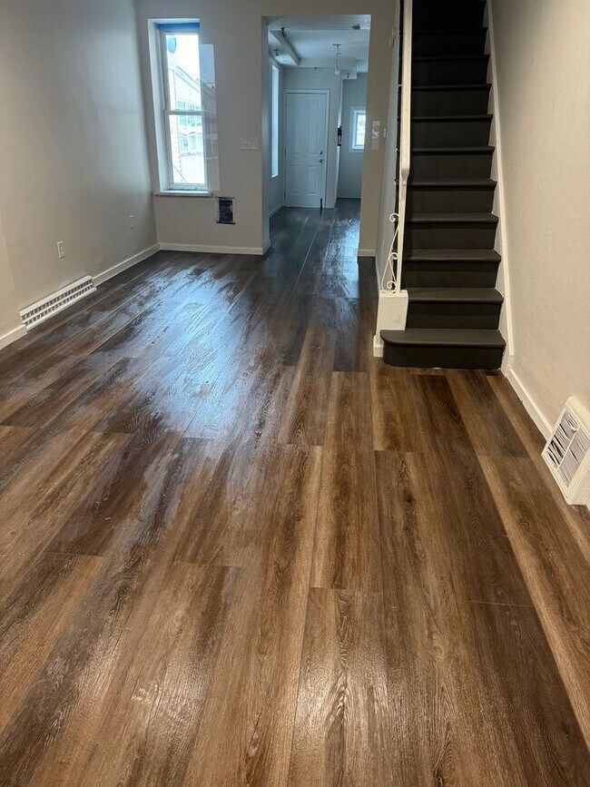 Building Photo - 4 bedroom 1 bath house with off street parking