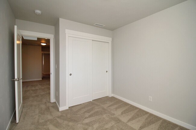 Building Photo - Impeccable 3 Bed/2.5 Bath Townhome located...