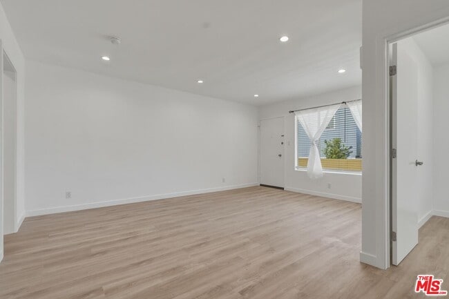 Building Photo - 1827 N Van Ness Ave