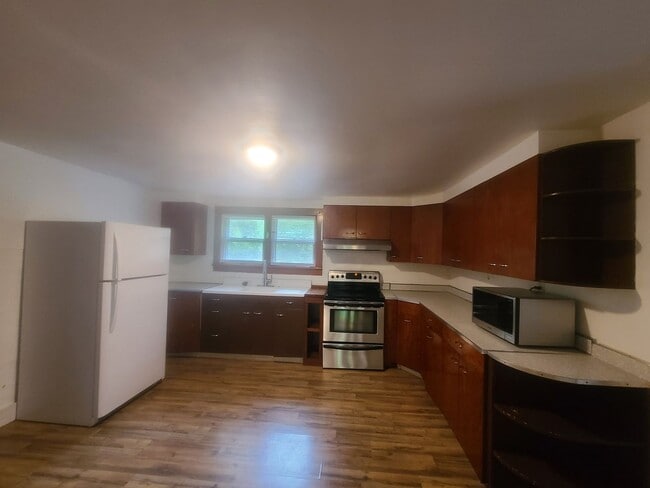 Building Photo - 2 Bedroom 1 Bath House -- outside of town -- Available 08/05/2026