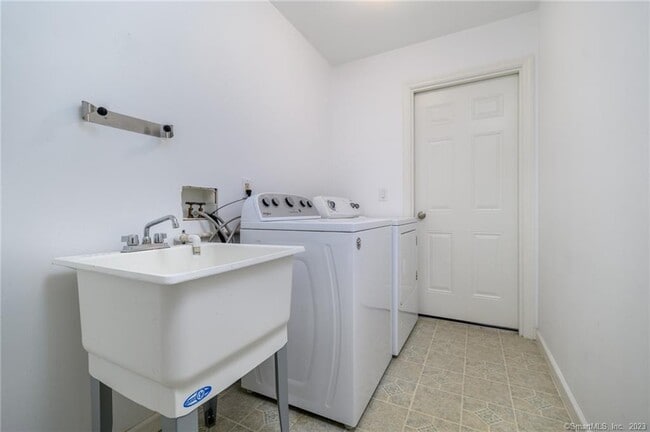 Building Photo - 217 Highlawn Rd