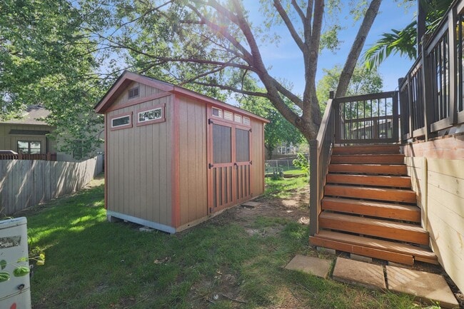 Building Photo - {10805} Gorgeous Remodel in Fantastic Location + One Level Living + Hardwood Floors & Granite Cou...