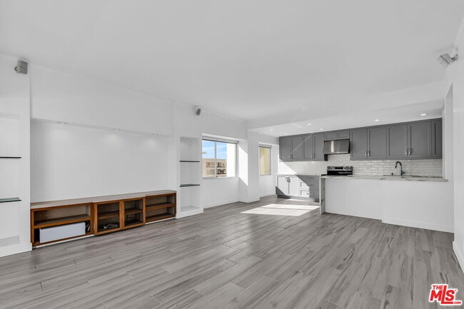 Building Photo - 1155 N La Cienega Blvd