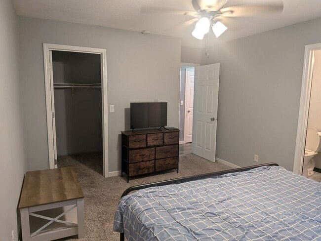 Building Photo - Fully furnished. All utilities included 3 Bed 1.5 Bath House