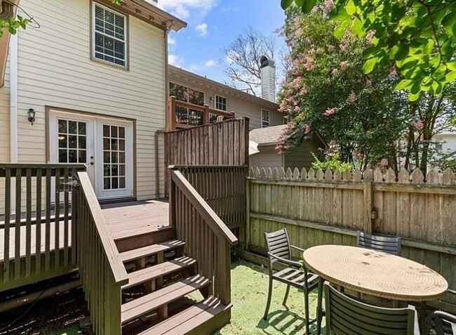 Building Photo - Renovated luxury townhome Greens Crossing,...