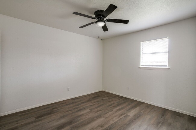 Building Photo - Charming 2 Bedroom Duplex in Westworth Village