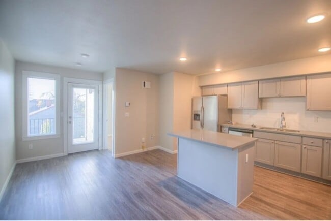 Building Photo - 607 NE 92nd Ave