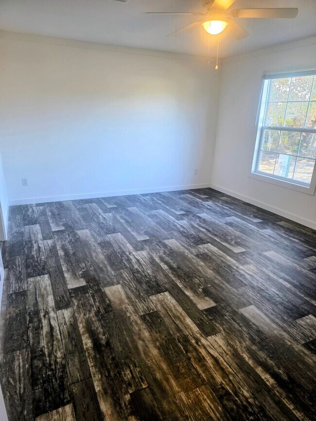 Building Photo - New 3 bedroom 2 Bathroom Home