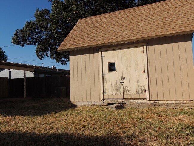 Building Photo - 1813 Petroleum Dr