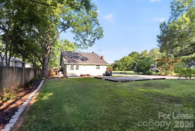 Building Photo - 204 E McNeely Ave