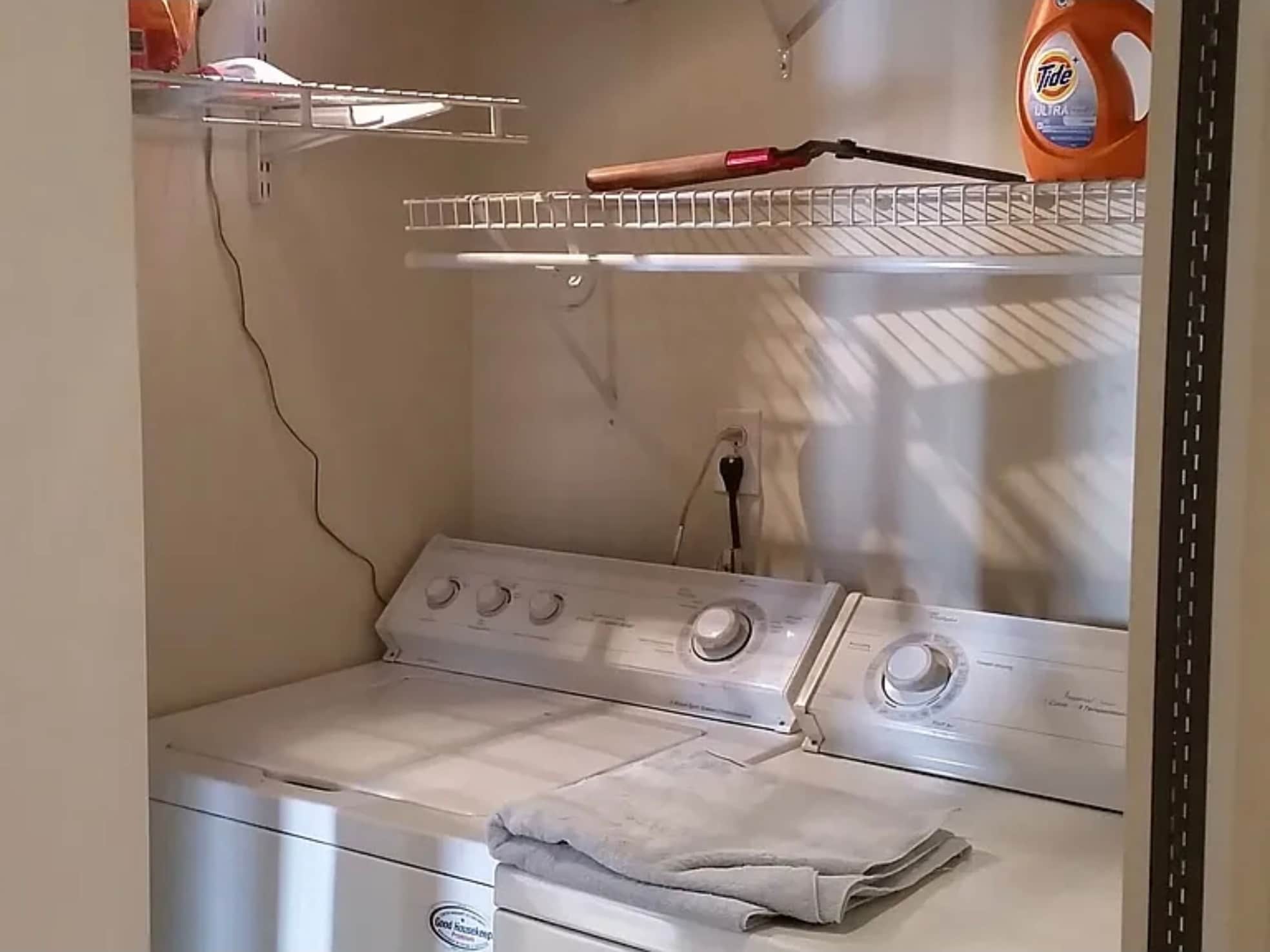 Full washer and dryer in unit - 1924 N Hubbard St